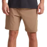 Bermuda color beige de poliéster, algodón y elastano, con tecnología de secado rápido, cintura con cordón, bolsillos traseros con cierre y drop pocket.