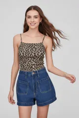 Musculosa ajustada al cuerpo con breteles finos y escote cuadrado. Presenta un estampado animal print de leopardo en tonos beige y negro.