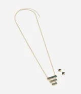 Conjunto de collar con cadena dorada y colgante triple rectangular con efecto abulón, y aros mini botón cuadrados con efecto abulón.