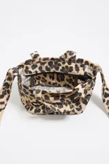 Mini bolso tote con estampado animal print, doble asa corta y logo bordado en negro.