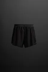 Shorts de running color verde oliva confeccionados en tejido técnico ligero y elástico con forro interior. Cintura elástica ajustable con cordón interior, bolsillo multifunción en la malla interior, bajo con corte al láser y logo estampado en la pernera.