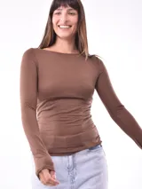 Remera marrón de manga larga con cuello bote.