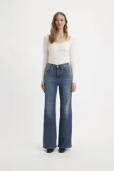 Pantalón de jean acampanado azul, de tiro alto y corte ajustado en la cadera.