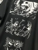 Remera negra de manga corta con estampado frontal del logo de Demon Slayer en color blanco.