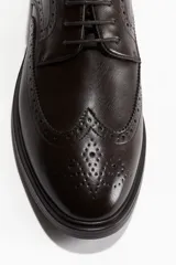 Zapatos Derby de cuero marrón oscuro con cordones, puntera brogue y suela plana.