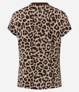 Remera de punto de manga corta con cuello redondo alto contrastante en color marrón oscuro. Presenta un estampado de leopardo en tonos beige y marrón.