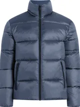 Campera acolchada azul con cuello alto, cierre frontal con cremallera, bolsillos laterales con cremallera, puños y dobladillo con punto canalé y logo de Calvin Klein bordado en el pecho.