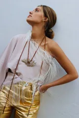 Collar con colgante de raíz de árbol color dorado, con cordones finos marrones y tanza transparente.