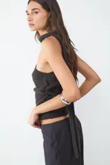 Top asimétrico de punto color gris oscuro, con diseño de un solo hombro y cuello alto tipo bufanda.