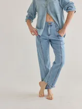 Pantalón de jean celeste de corte recto con pespuntes verticales en el frente.