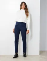 Jegging blanco de algodón elastizado con pretina ancha elastizada, bolsillos delanteros simulados y bolsillos traseros aplicados.