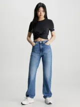 Pantalón de jean celeste de corte recto, tiro alto y cinco bolsillos.