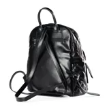 Mochila negra de cuero sintético con diseño acolchado en forma de rombos. Tiene un asa corta superior y dos correas traseras regulables. Cuenta con cierre principal, dos bolsillos externos con cierre, dos bolsillos laterales abiertos, un bolsillo interno con cierre y dos bolsillos internos abiertos.