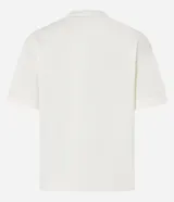 Remera blanca de algodón con corte boxy, cuello redondo y mangas cortas con dobladillo. Presenta un bordado en el pecho con la frase "PEACE NEW YORK MONEY WINE" en color borgoña.