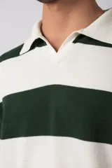 Remera tejida con rayas horizontales en verde y blanco, cuello en V y calce oversize. Confeccionada en hilado de algodón.