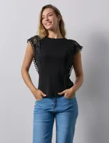 Blusa blanca de algodón y modal, marca Catherine Malandrino, con cuello redondo y mangas cortas con apliques de crochet.