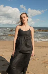Vestido largo negro de lino, con breteles finos y corte imperio.