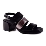 Sandalias de tacón bajo Korium Linz, color negro con una tira plateada.