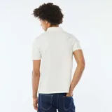 Remera polo de piqué de algodón color blanco, de corte clásico y manga corta.