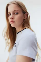 Remera celeste de punto acanalado con cuello redondo y ribete azul marino. Estampado frontal con la frase "L'amour Paris".