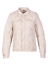 Campera color rosa pálido con diseño acolchado en forma de hojas, cuello camisero, cierre frontal con botones a presión, dos bolsillos de parche en el pecho y corte recto.