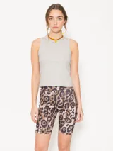 Calza corta de lycra con estampado animal print y cintura elástica.