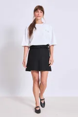 Remera blanca de algodón con cuello redondo y mangas cortas.