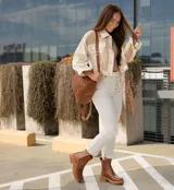 Botas Chelsea de cuero vacuno negro con elásticos laterales, cierre interno y suela de goma artesanal.