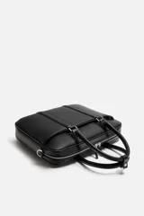 Maletín negro con textura grabada, cierre de cremallera, bolsillo interior para dispositivos electrónicos de hasta 13 pulgadas, bolsillo frontal con cremallera, doble asa de mano y asa de hombro ajustable y extraíble.