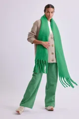 Pantalón de jean verde de corte ancho, estilo wide leg, con tiro alto y bolsillos delanteros y traseros.