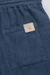 Pantalón azul índigo de lino premium con cintura elástica, cordón de algodón, bolsillos laterales y bolsillo trasero.