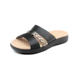 Sandalia de verano con base baja y liviana, tiras anchas negras y tira trenzada plateada.