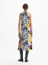 Vestido largo de punto con estampado multicolor vibrante, cuello alto con detalle de volado y talle ajustado con tablas en el delantero.