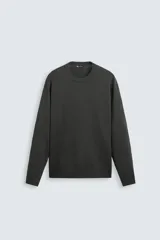 Jersey de punto gris oscuro, de corte amplio, cuello redondo y manga larga.