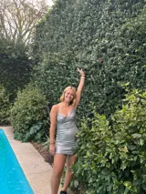 Vestido corto rojo brillante con escote halter y espalda descubierta.