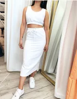 Pollera blanca de corte midi, ajustada al cuerpo, con cintura elástica y cordón ajustable.