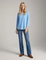 Remera de manga tres cuartos color celeste, confeccionada en modal con elastano. Presenta un aplique de bordado blanco en el escote redondo y en los puños.