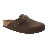 Zueco modelo Boston de la marca Birkenstock, confeccionado en cuero engrasado color marrón. Presenta un diseño de punta cerrada con una correa ajustable y hebilla metálica sobre el empeine, junto con la clásica base de corcho anatómica.