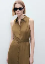 Vestido midi color marrón claro, sin mangas, con cuello camisero, cierre frontal con botones y cinturón con hebilla.