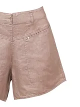 Short color marrón claro de lino orgánico, de tiro alto, calce holgado y bolsillos laterales.