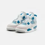Zapatillas Air Jordan 4 Retro color blanco, gris y celeste. Zapatillas de caña media con detalles de rejilla y logo de la marca en el talón y la lengüeta.