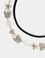 Set de dos collares choker: uno de terciopelo negro y otro con cadena plateada, corazones y mariposas con strass.