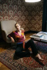 Blusa de terciopelo elastizado con estampado multicolor, corte cruzado y mangas largas. Se ata a la cintura con lazos. Ideal para fiestas y eventos nocturnos.