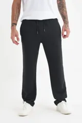 Pantalón de jogging gris oscuro con cordón ajustable en la cintura.
