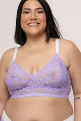 Bralette de puntilla elastizada color celeste con forro interno, breteles regulables y ganchos en la espalda.