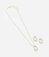 Conjunto de collar con cadena fina dorada y colgante con forma orgánica bicolor (dorado y plateado) y aros con forma orgánica bicolor (dorado y plateado).