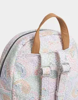 Mochila de cuerina con estampado paisley multicolor, correas regulables, manija superior, cierre superior, bolsillo frontal con cierre y tag de metal.