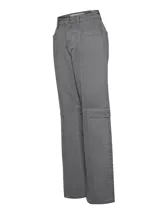Pantalón de jean azul de tiro alto, corte recto, con bolsillos tipo cargo y detalles de costuras en contraste.