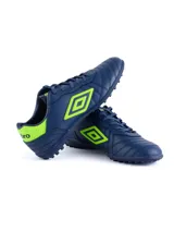 Championes de fútbol 5 Umbro modelo Touch TF para hombre. Cuentan con capellada de cuero sintético azul marino, detalles y logo en color naranja, y suela de caucho diseñada para superficies de césped sintético.