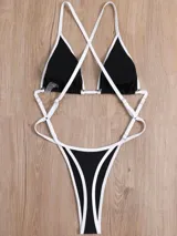 Trikini negro con ribete blanco, estilo tanga con tiras finas ajustables en los laterales y corpiño de triángulo.